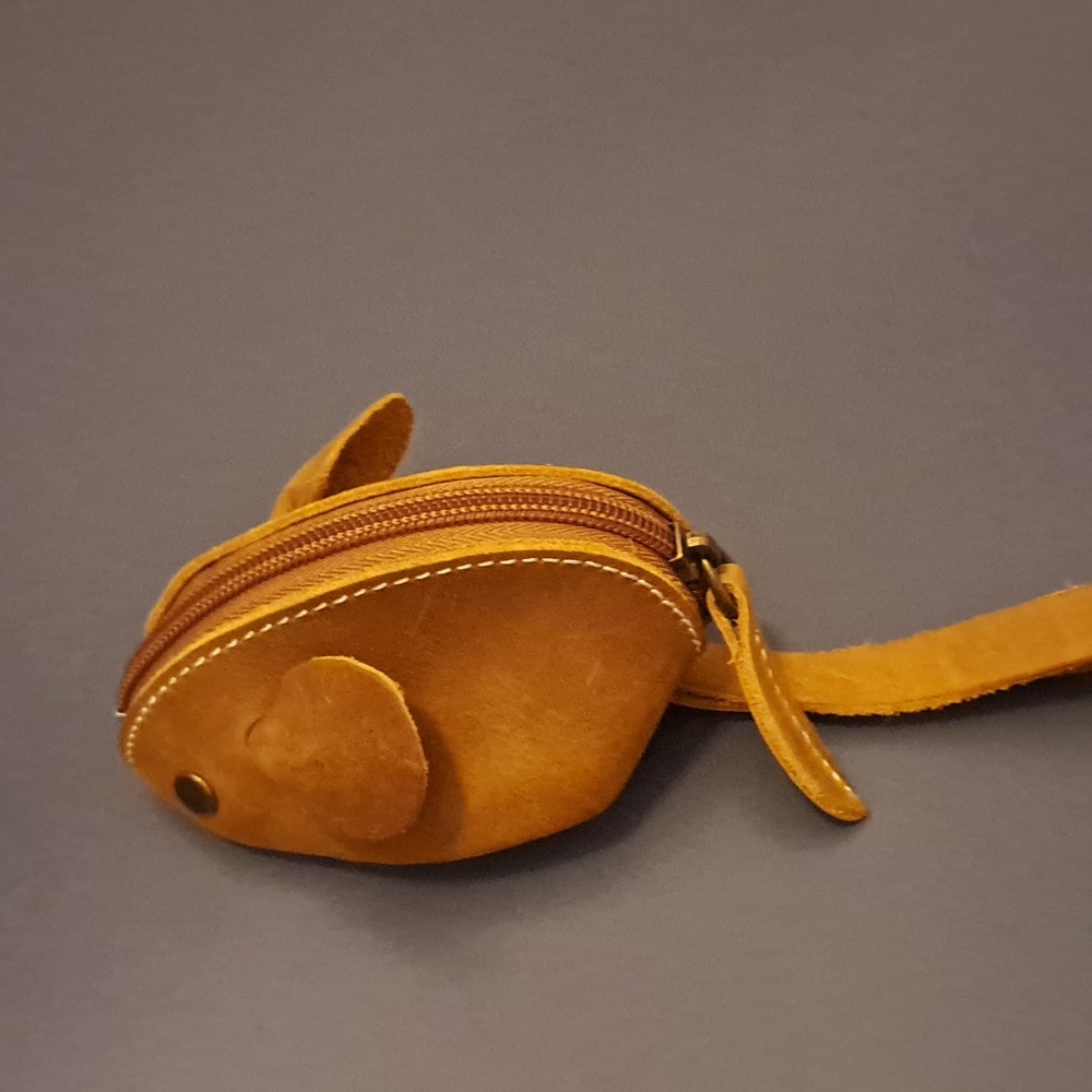 Leather mouse pouch